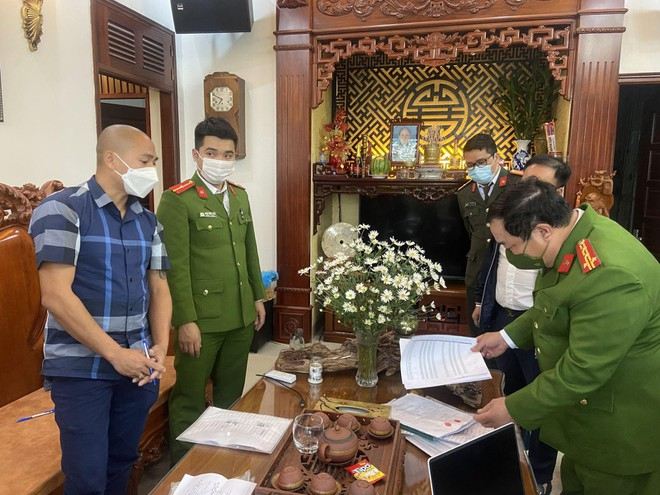 Bắt giữ đối tượng cho vay nặng lãi (Ảnh: ANTĐ)