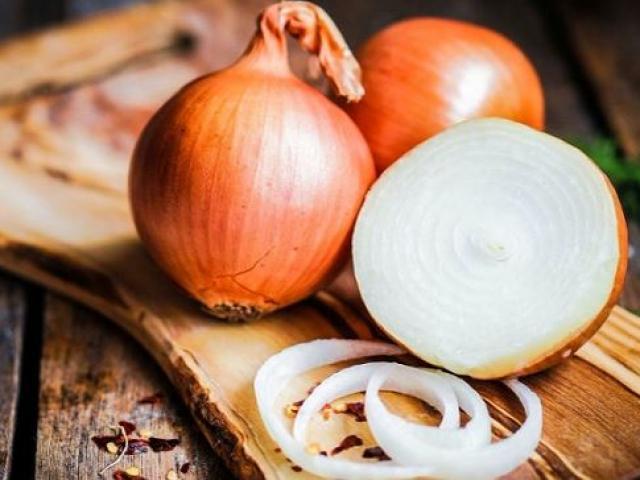 Hành tây cung cấp năng lượng, kháng viêm và lợi tiểu giúp tăng cường chức năng thận.