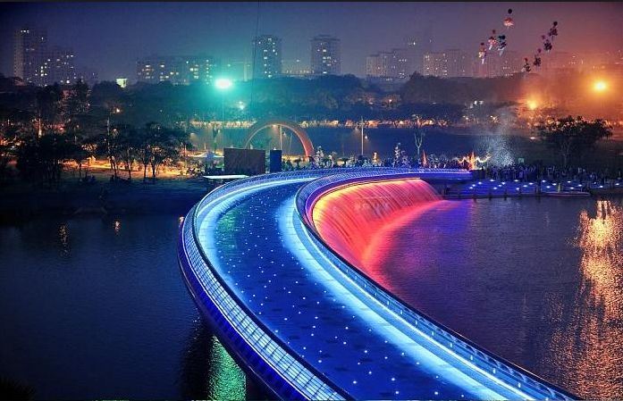 Hồ Bán Nguyệt, Cầu Ánh Sao