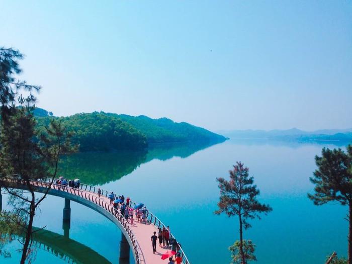 Câu cầu cong cong vào đền thờ cố Tổng Bí thư Lê Duẩn - điểm nhấn hoàn hảo cho cảnh quan nơi đây
