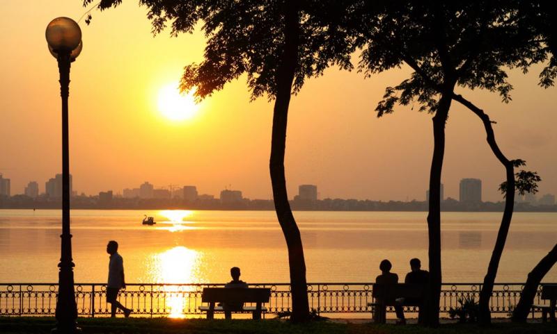 Hồ Tây được ví như “thiên đường hẹn hò” của các đôi tình nhân.