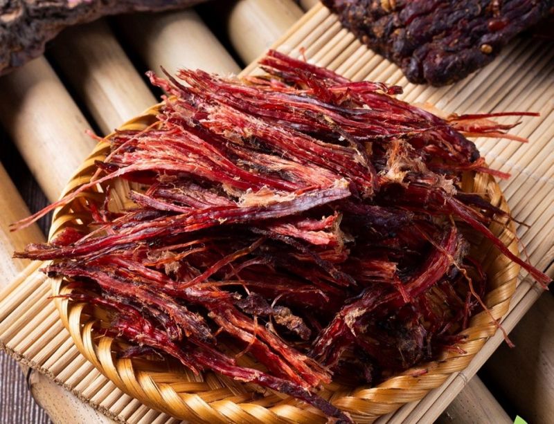 Thịt bò gác bếp được tẩm ướp kĩ lưỡng