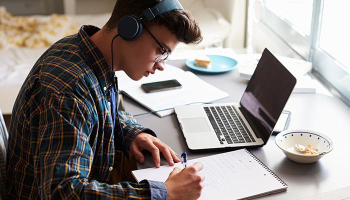 Học tiếng Anh theo chủ đè giúp bạn dễ dàng phản hồi, kết nối với những câu chuyện