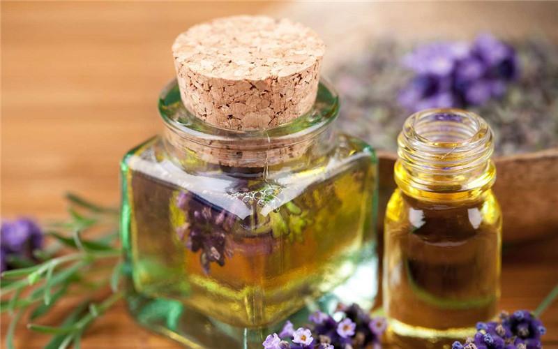Hương nhu cung cấp một phương pháp tự nhiên và nhẹ nhàng để làm sạch và nuôi dưỡng tóc mà không gây hại cho da đầu và môi trường