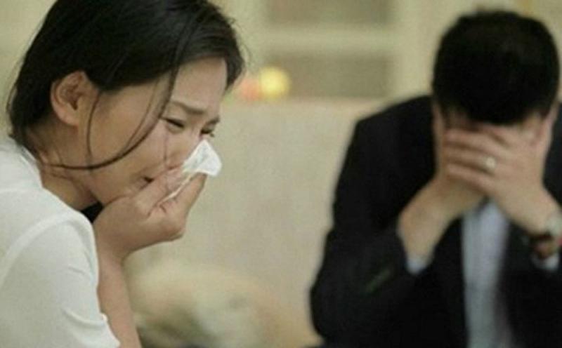 Lẳng lặng lấy khăn giấy, lau đi những giọt nước mắt cho vợ