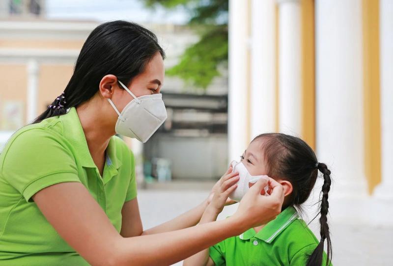 Đeo khẩu trang khi ra ngoài đặc biệt nơi công cộng