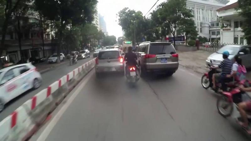 Không lách vào khe hở quá hẹp giữa hai xe