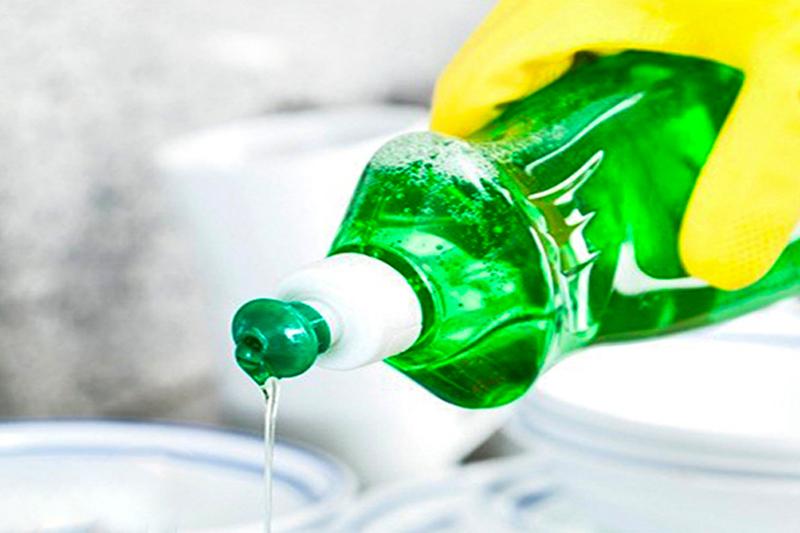 Mẹo đánh bay mùi nhựa bằng nước ấm