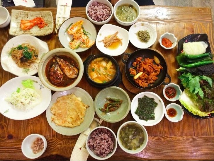 Rất nhiều cửa hàng đồ ăn ngon đang chờ đón bạn ở trung tâm Seomyeon