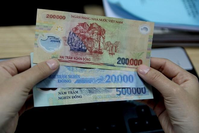 Kiểm tra bằng cách vuốt nhẹ lên tờ tiền