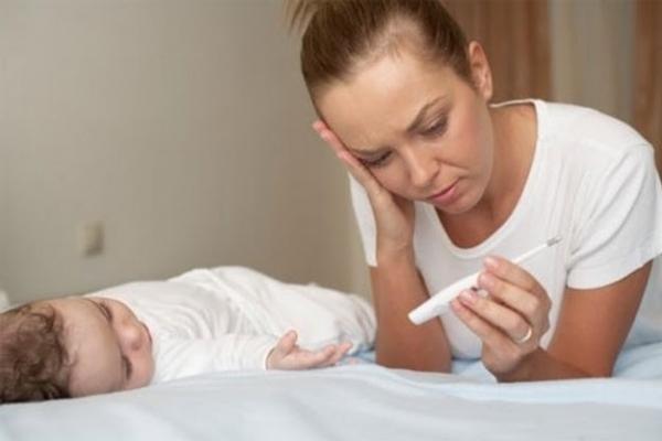 bạn nên kiểm tra thân nhiệt của con thường xuyên để đảm bảo thân nhiệt của con luôn ở mức ổn định.