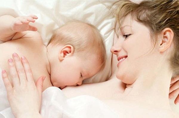 sữa mẹ cũng đủ lượng nước cần thiết cho cơ thể của trẻ.