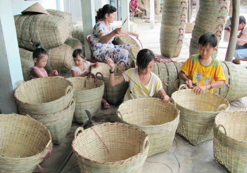 Những đứa trẻ hăng hái giúp cha mẹ cạp viền sản phẩm