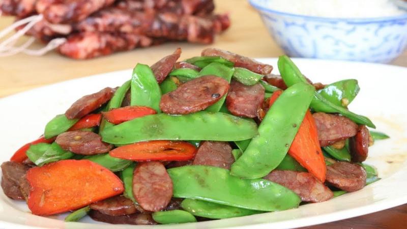 Lạp xưởng xào đậu Hà Lan