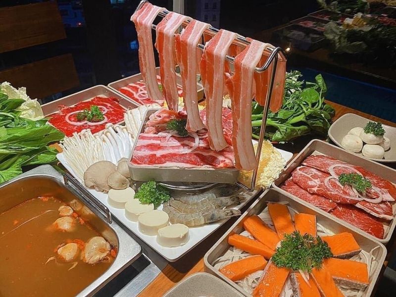 Một trong những quán ăn đặc biệt tạo ấn tượng cả về không gian và chất lượng đồ ăn chính là Lagim – Buffet rau Đà Lạt.