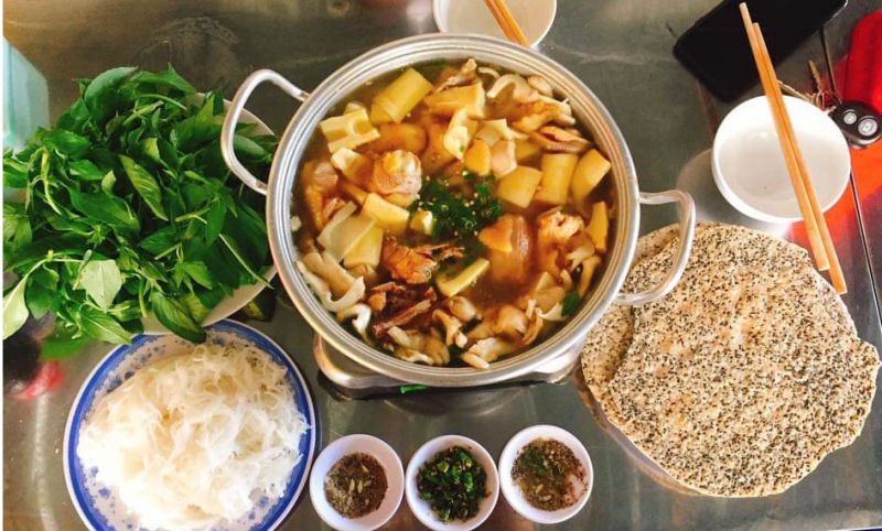 Lẩu gà lá É quán Tao Ngộ cũng là một cái tên thường xuyên được các tín đồ ẩm thực Đà Lạt nhắc đến.
