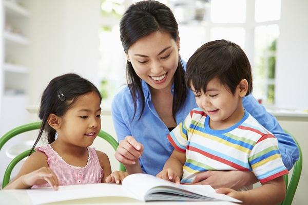 Khi con chán nản, cha mẹ nên biết cách động viên an ủi bé.