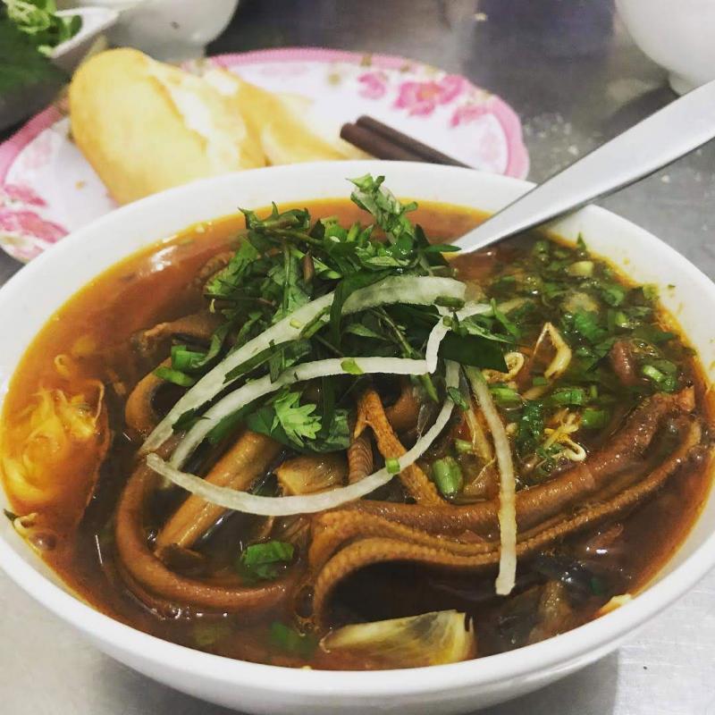 Dưới bàn tay khéo léo của người dân xứ Nghệ các món ăn từ lươn được chế biến rất phong phú, độc đáo.