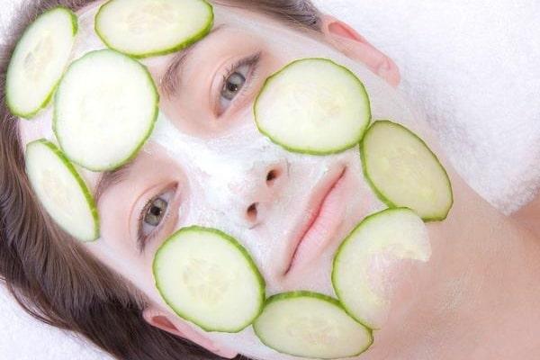 Mặt nạ dưa chuột và sữa tươi làm trắng da
