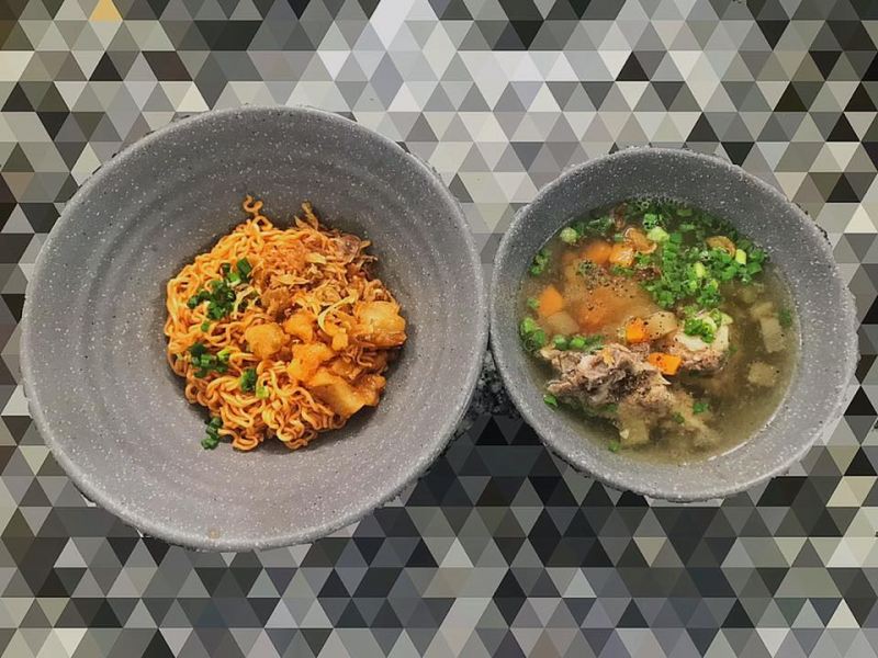 Mì Trộn Tóp Mỡ Trứng Lòng Đào Yum Mì
