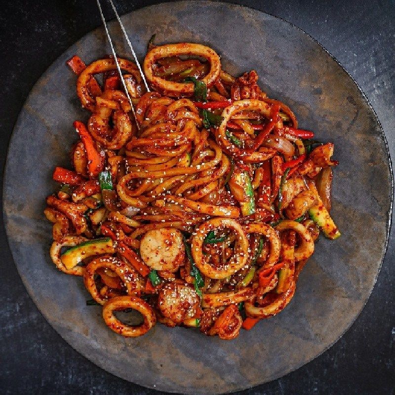 Mì udon xào hải sản