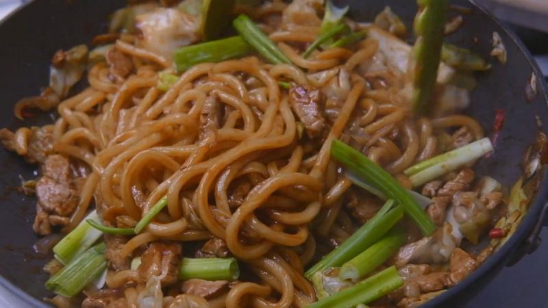 Mì udon xào thịt heo