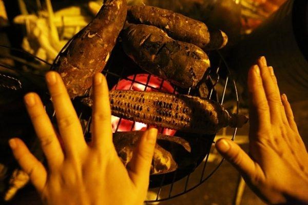 Ngồi trong bếp nướng khoai, sự chờ mong làm cả ba chúng em không thấy lạnh chút nào.