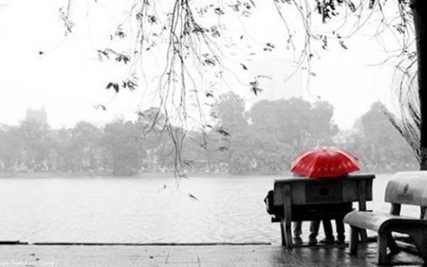 Bầu trời không còn trong xanh, nắng cũng dần tắt lịm.
