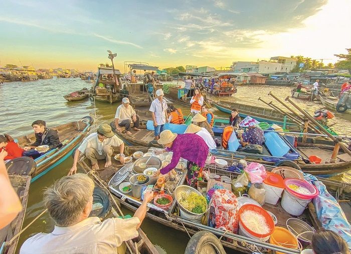 Vào sớm bình minh là lúc chợ nổi tấp nập nhất.