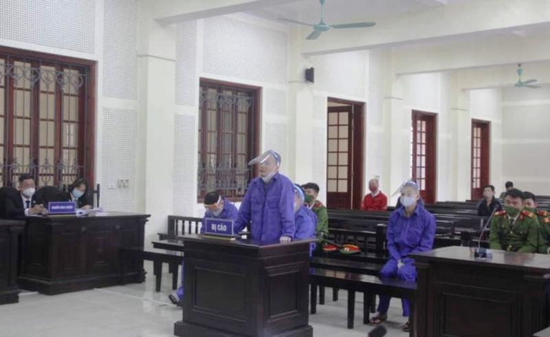 Các bị cáo lãnh án tử hình về tội mua bán, tàng trữ chất ma túy (Ảnh: PLO)