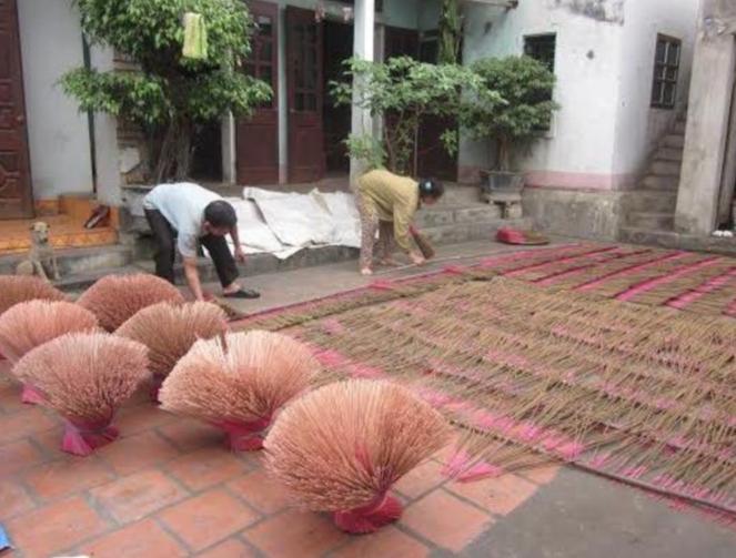 Công đoạn phơi hương ở làng Đông Khê