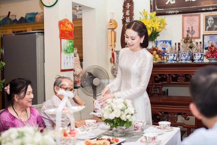 Mời trà rượu quan viên hai họ trong đám hỏi