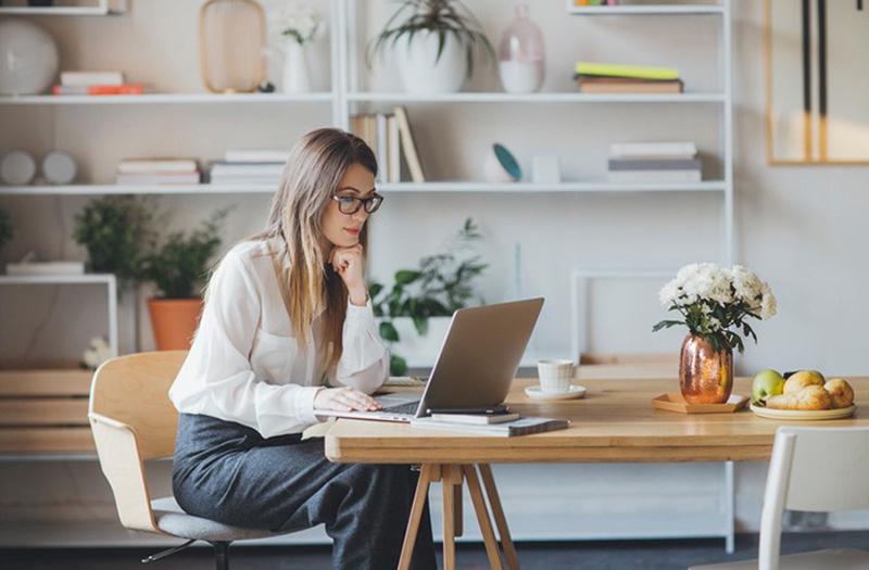 Ngồi làm việc quá lâu trong phòng khuyết góc