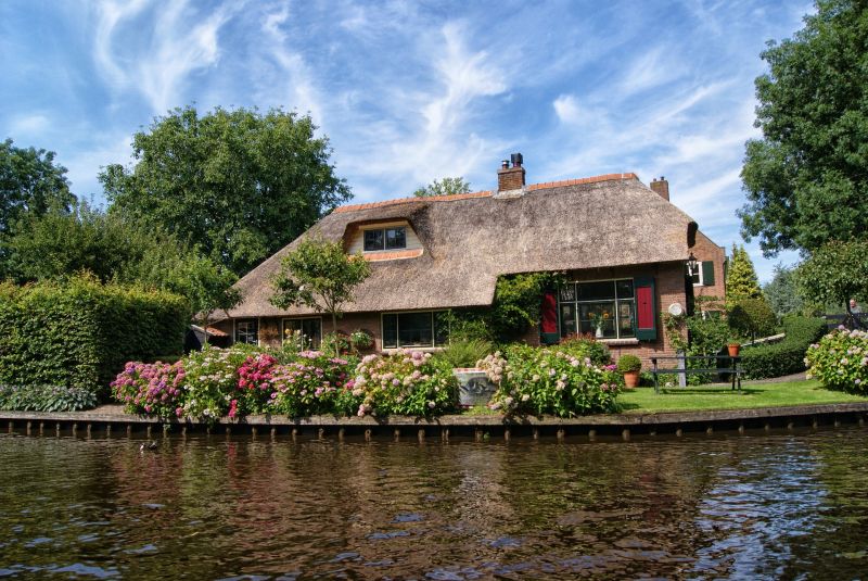 Ngôi làng Giethoorn - Một ngôi làng thôn dã với những căn nhà lợp rơm đặc sắc