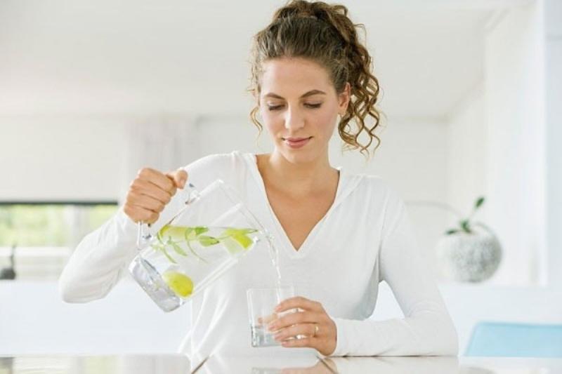 Uống ít nước là nguyên nhân gây mụn