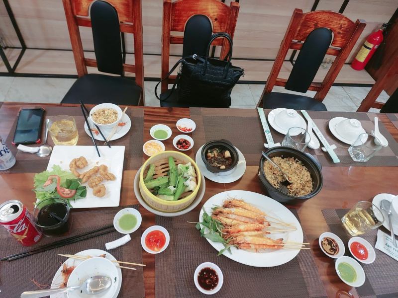 Nhà Hàng Hầm Rượu Đất Việt