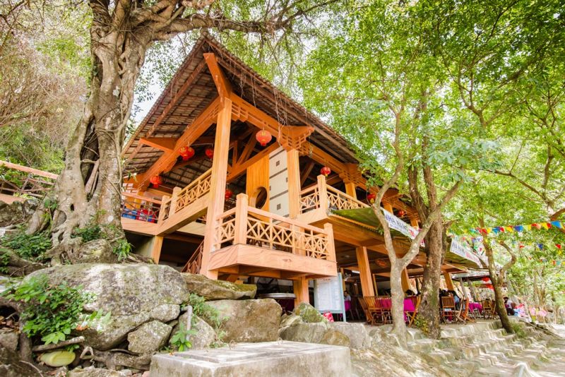 Bên ngoài Nhà hàng Hoa Lộc Vừng