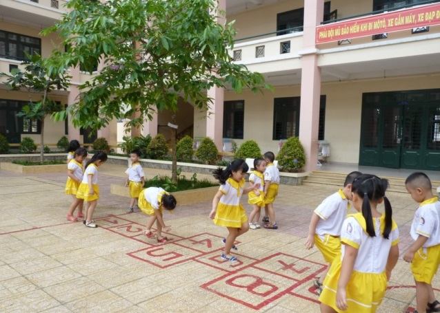 Nhảy lò cò trong sân trường