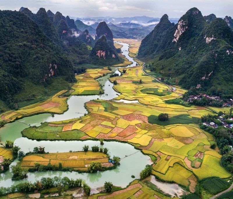 Mọi người khi đến Du lịch Ninh Bình đều không khỏi trầm trồ và ngỡ ngàng bởi vẻ đẹp của những danh lam thắng nổi tiếng