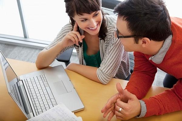 Nói chuyện với đồng nghiệp khi đang buồn ngủ kích thích não bộ hoạt động