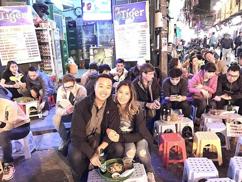 Không khí huyên náo