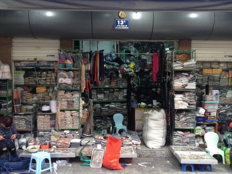 Một góc phụ kiện may mặc phố Hàng Bồ