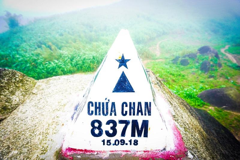 Trên đỉnh núi Chứa Chan