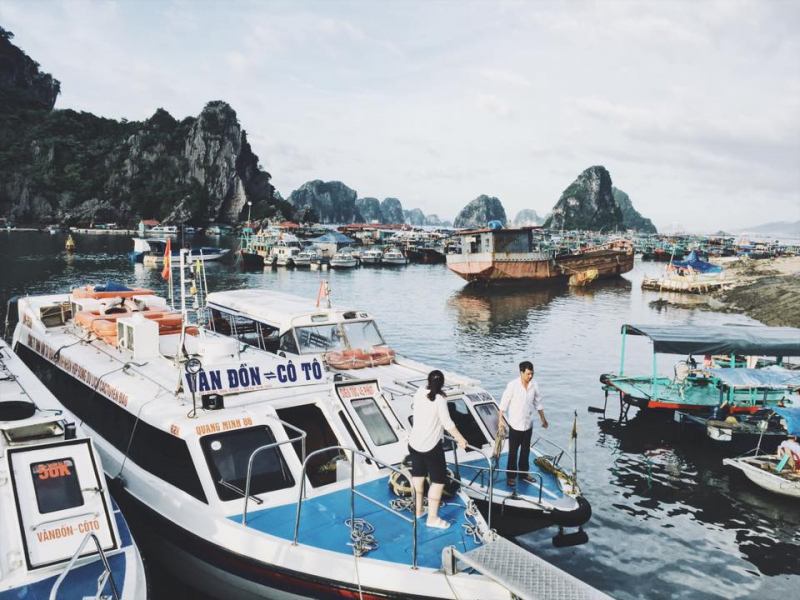 Tàu cao tốc ở cảng Cái Rồng
