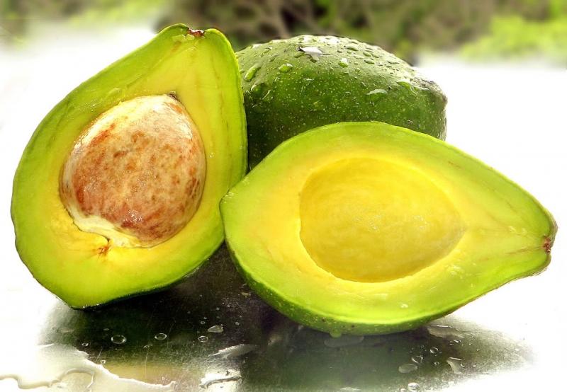 Quả bơ rất giàu vitamin E giúp làm cho tóc dày hơn và khỏe hơn