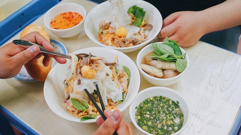 Quán ăn này chuyên các món ngon Đà Lạt, nổi bật với bánh căn và bánh ướt lòng gà