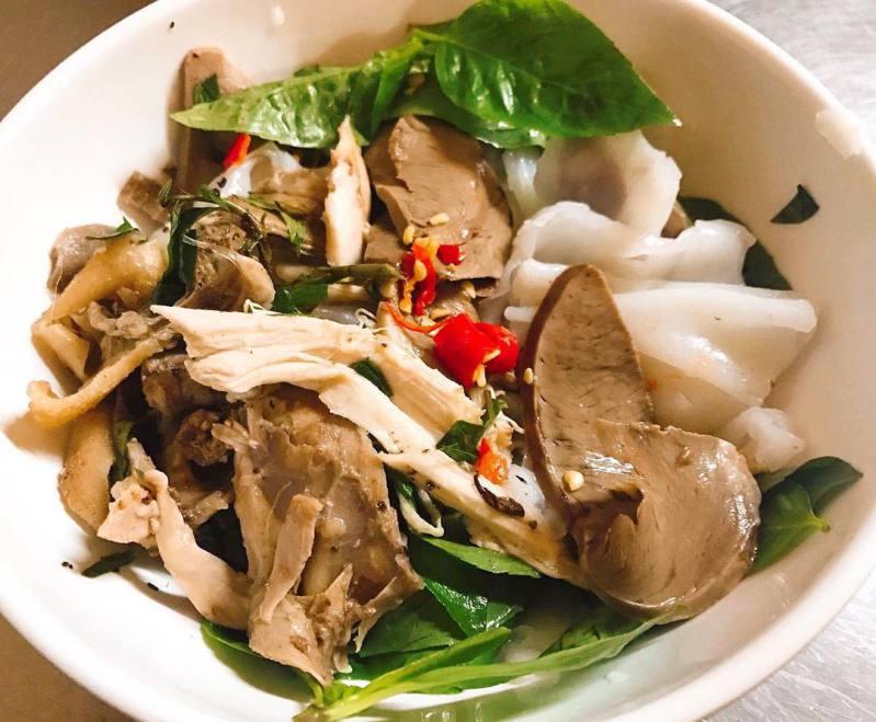 Ngoài thành phần chính là bánh ướt và lòng gà ăn cùng với đó là chén nước mắm pha với công thức chuẩn
