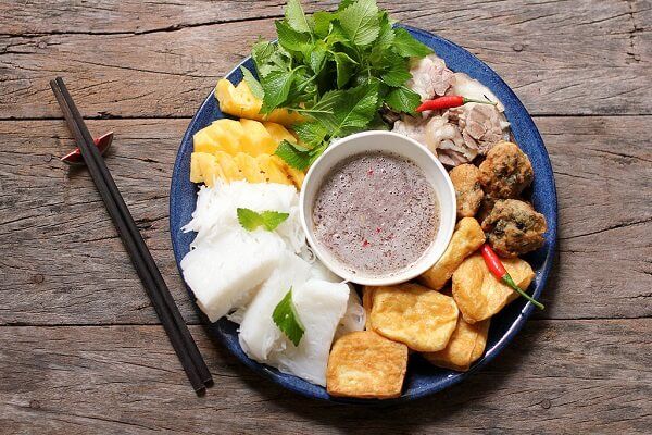Ngoài mẹt bún đầy đặn và topping ngon thì các loại rau sống để ăn kèm cũng rất được đảm bảo về độ tươi ngon cũng như hoà quyện