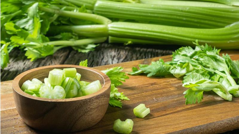 Cách cai thuốc lá dân gian bằng cần tây