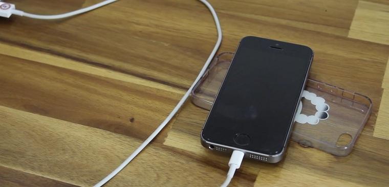 Sạc pin khi vẫn còn ốp lưng
